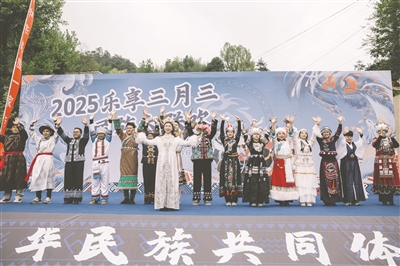 贵溪畲乡举办“乐享三月三 民族大联欢”暨徒步登山活动