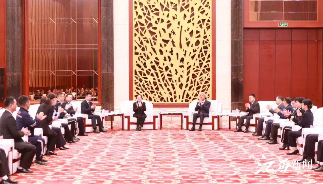 尹弘叶建春会见我省受表彰的全国劳动模范和先进工作者，向全省广大劳动者致以节日问候