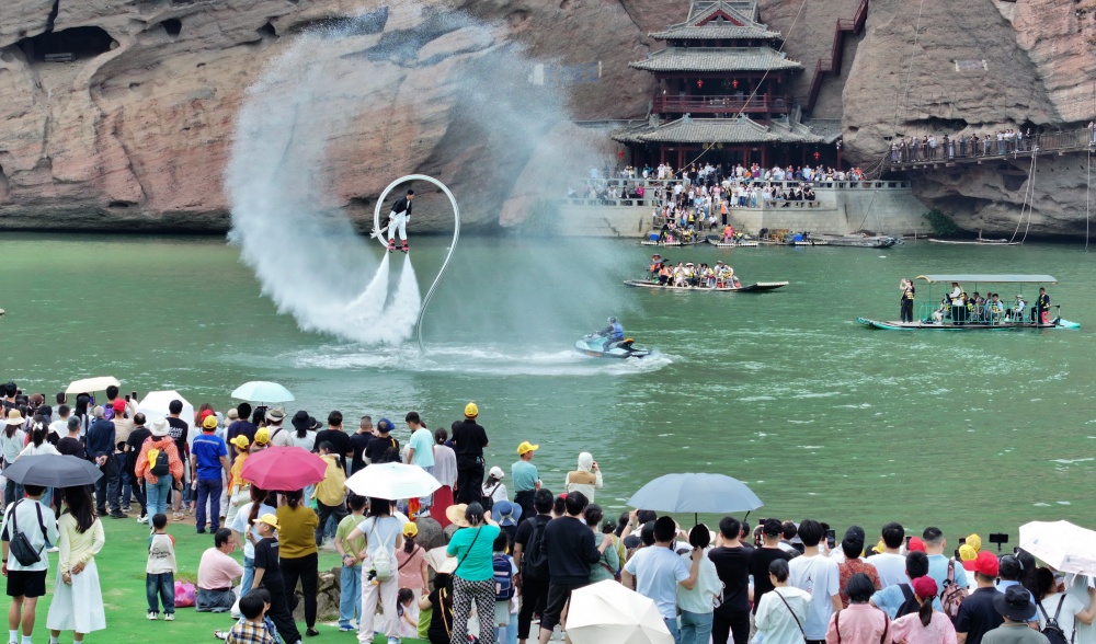 龙虎山景区“五一”人气“狂飙”：沉浸式体验与有序服务双在线