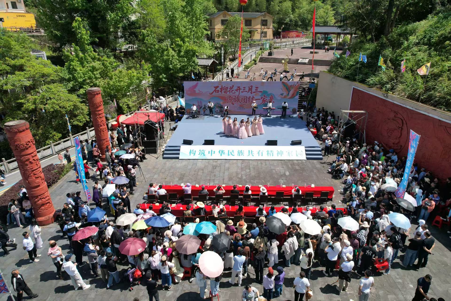 百米长桌宴、机器人伴舞……鹰潭“三月三”创意十足