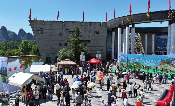 热度飙升人气旺，秩序井然暖人心!龙虎山“五一”假期游人如织绘盛景