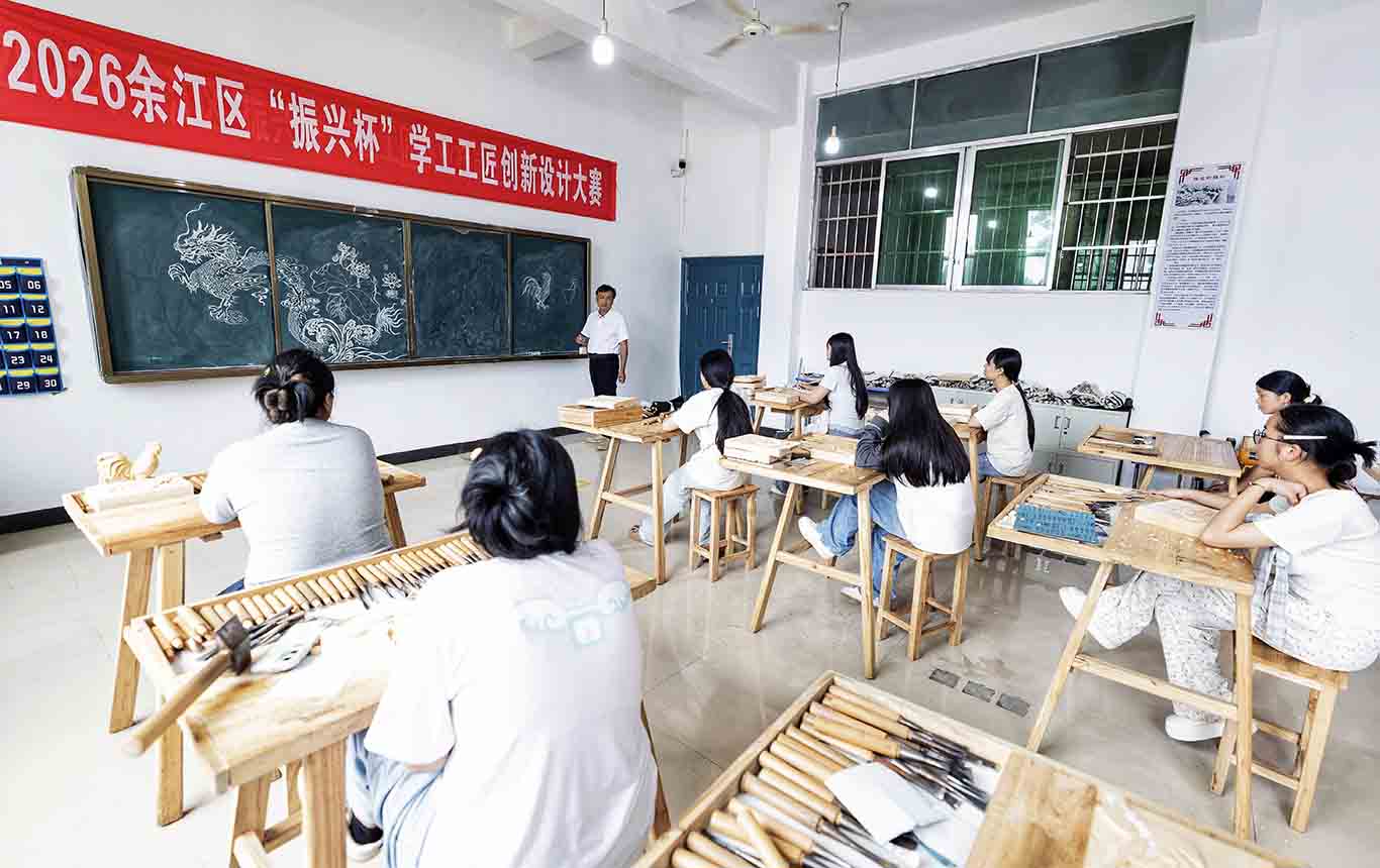 告别闭门祖传!鹰潭木雕父子走出工坊，将传承千年技艺“搬”进校园