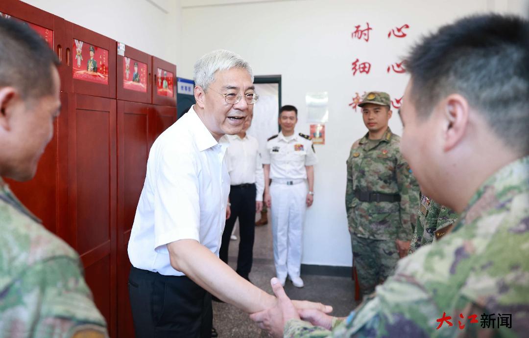 八一建军节前夕，尹弘叶建春等分组走访慰问驻赣部队