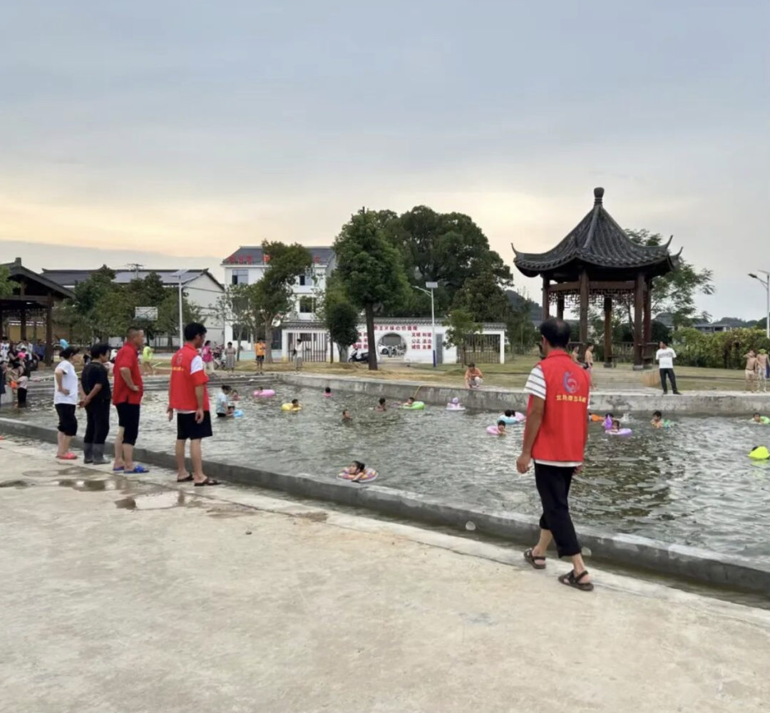 央媒看鹰潭丨为防止孩子野泳，这个村子建了个免费泳池!