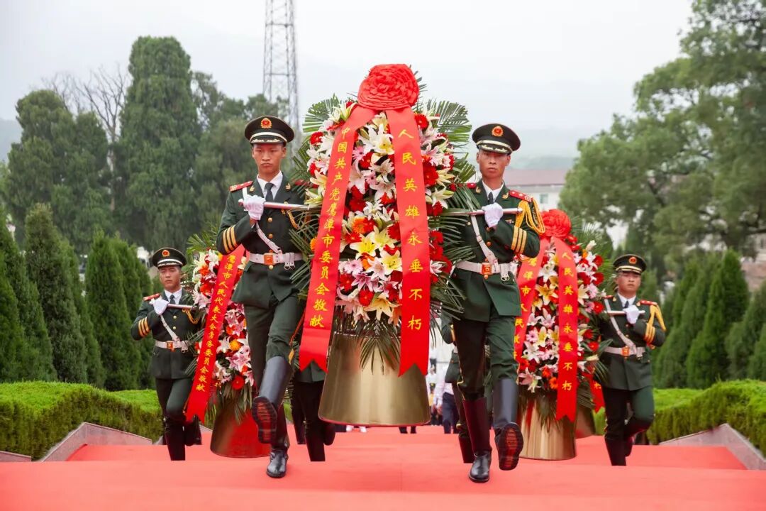 我市举行烈士纪念日向人民英雄敬献花篮仪式