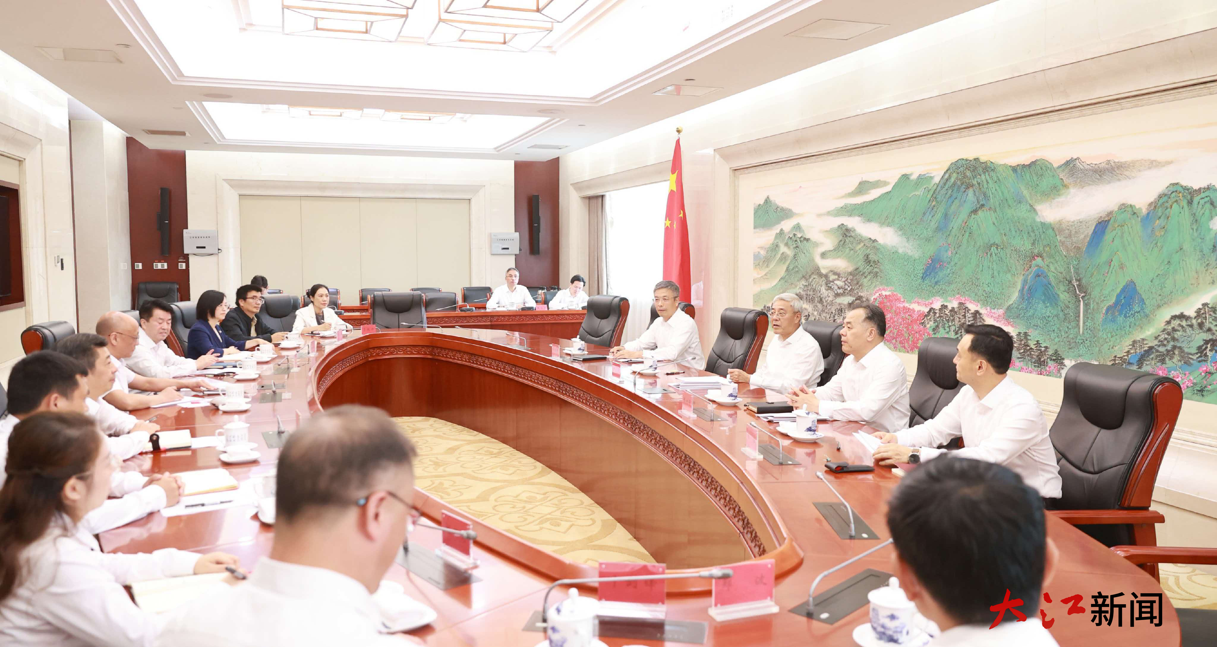 尹弘主持召开专家学者和基层代表座谈会，征求对省党代会报告的意见建议